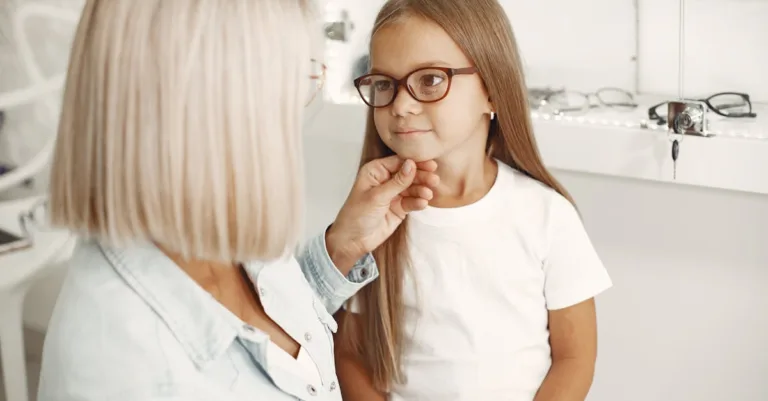 découvrez notre opticien expert pour des lunettes sur mesure, des conseils personnalisés et des solutions adaptées à votre vue.