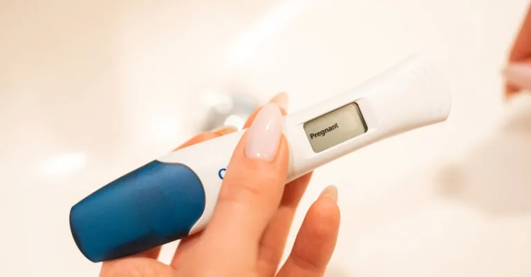 comprendre les résultats faux négatifs des tests de grossesse : causes, conseils et quand refaire un test.