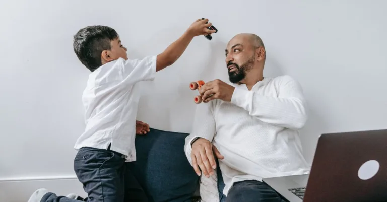 améliorez la communication entre parents et enfants adultes grâce à des conseils pratiques et des stratégies efficaces pour renforcer les liens familiaux.