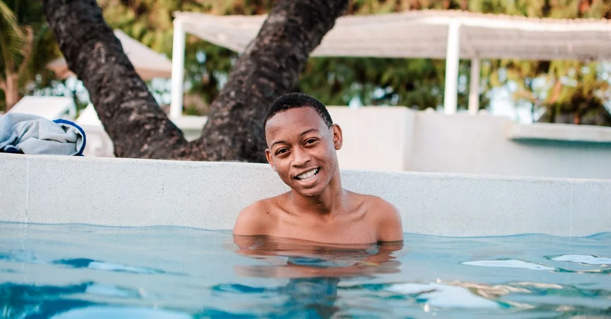 réduisez la consommation d'eau de votre piscine grâce à des astuces simples et efficaces pour économiser l'eau tout en maintenant une qualité optimale.