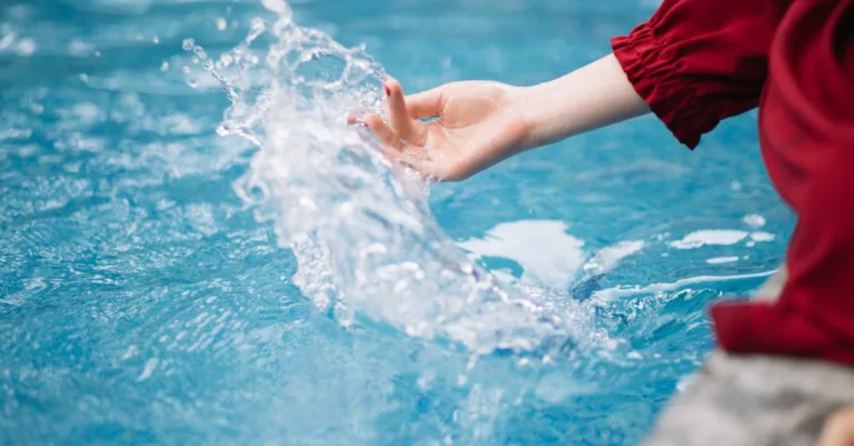 découvrez des astuces efficaces pour réduire la consommation d'eau de votre piscine et économiser tout en préservant l'environnement.
