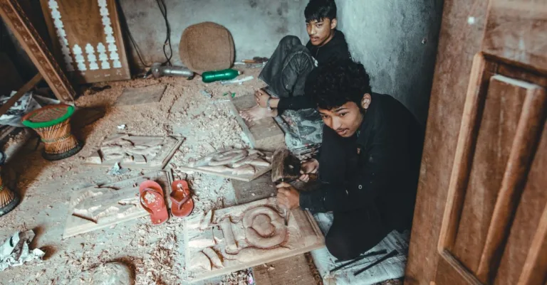 découvrez nos artisans passionnés, experts dans leur métier, offrant des créations uniques et un savoir-faire traditionnel pour tous vos projets.