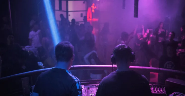 découvrez notre club, un espace convivial dédié à la passion, au partage et à l'amusement. rejoignez-nous pour vivre des moments uniques et enrichissants.