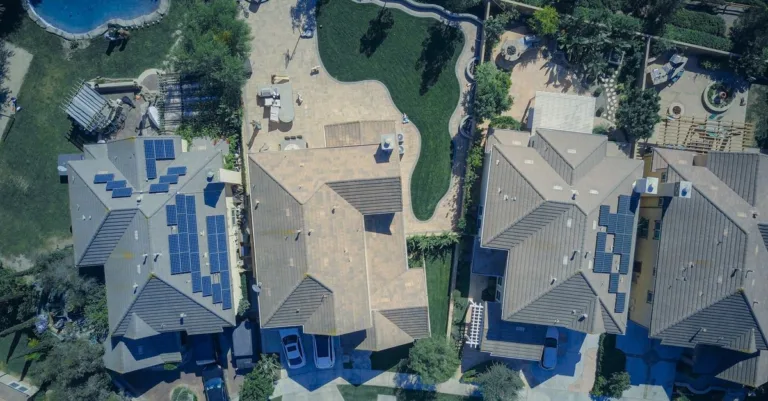 découvrez les batteries solaires domestiques pour stocker l'énergie de votre installation solaire, optimiser votre consommation et réduire vos factures d'électricité.