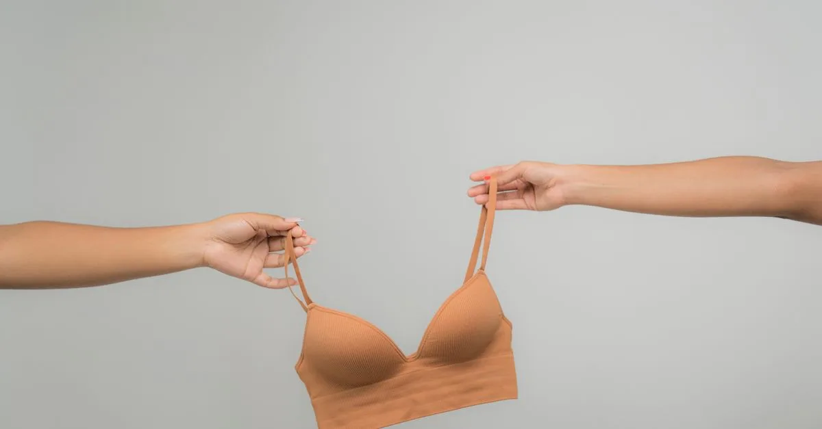 découvrez comment ajuster correctement le soutien-gorge pour un confort optimal et un maintien parfait tout au long de la journée.