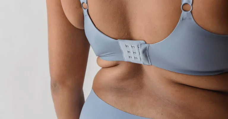 découvrez comment ajuster correctement le soutien-gorge pour un confort optimal et un maintien parfait tout au long de la journée.
