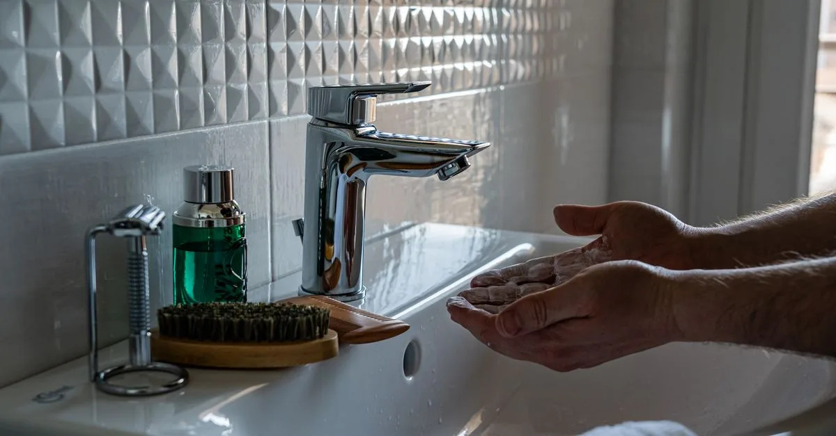 découvrez le bon dosage de savon noir pour nettoyer efficacement vos carrelages, éliminer les salissures et préserver leur éclat sans laisser de traces.