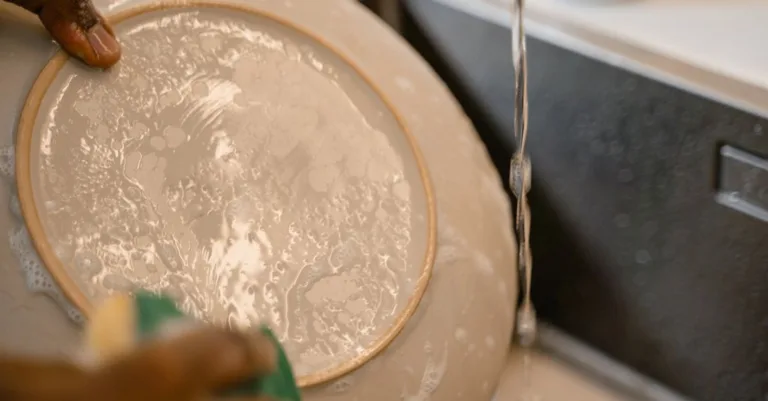 découvrez une recette de liquide vaisselle maison qui nettoie efficacement sans mousser, avec des ingrédients simples et faciles à trouver.