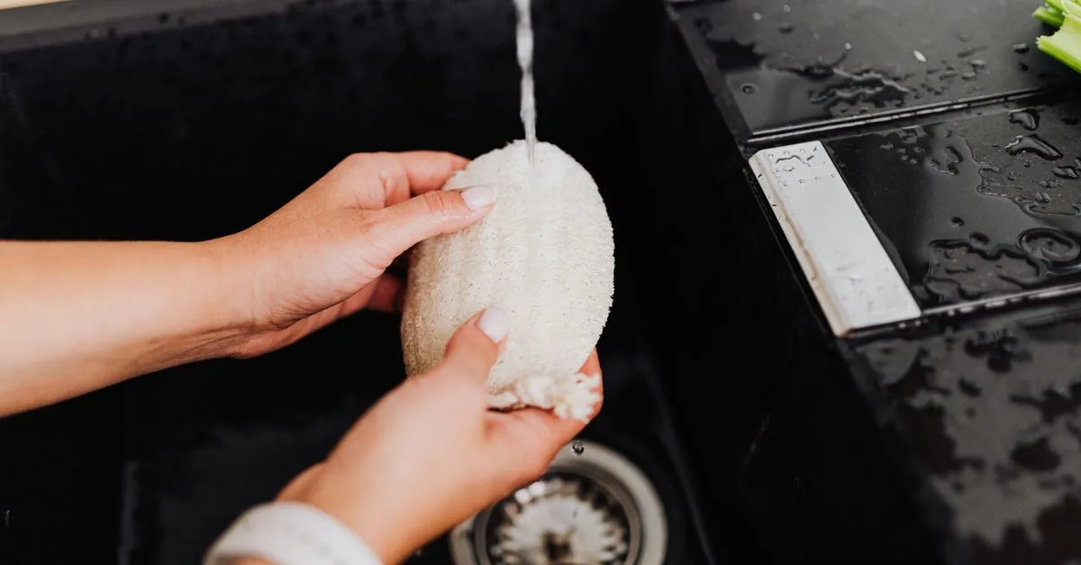 découvrez à quelle fréquence remplacer vos éponges en tissu réutilisables, les signes d’usure à surveiller et les conseils pour prolonger leur durée de vie.
