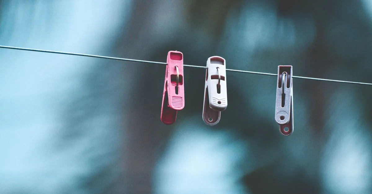 découvrez les précautions à prendre pour utiliser le percarbonate de sodium sur le linge de couleur et préserver l’éclat de vos vêtements.