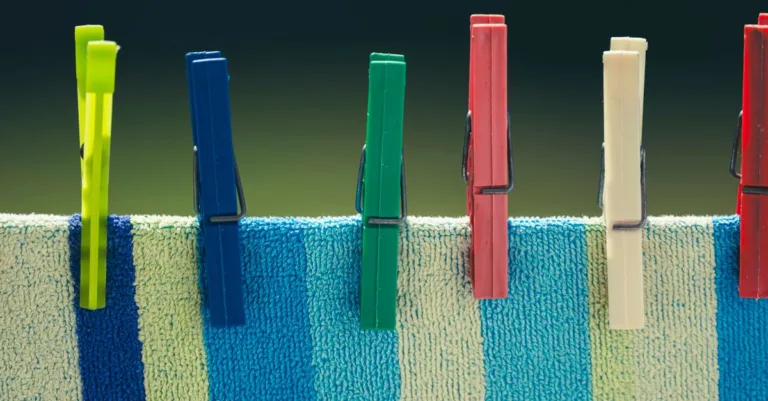 découvrez les précautions à prendre pour utiliser le percarbonate de sodium sur le linge coloré et préserver l’éclat de vos vêtements.