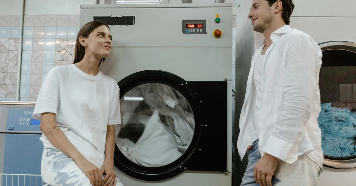 découvrez comment utiliser le vinaigre blanc dans la machine à laver pour éliminer les odeurs, raviver le linge et entretenir votre appareil.