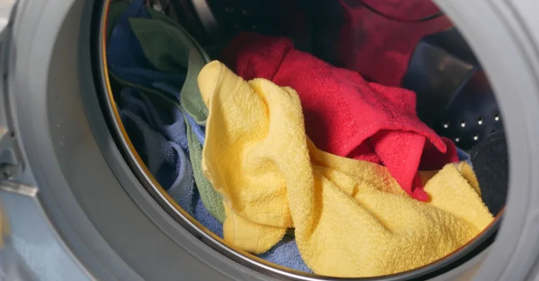 découvrez comment utiliser le vinaigre blanc dans votre machine à laver pour l’entretenir, neutraliser les odeurs et préserver votre linge.